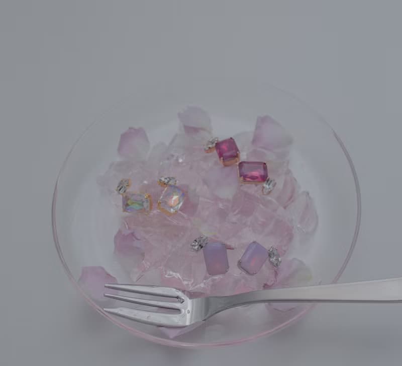 feuille Fraise スタッドピアス・イヤリング