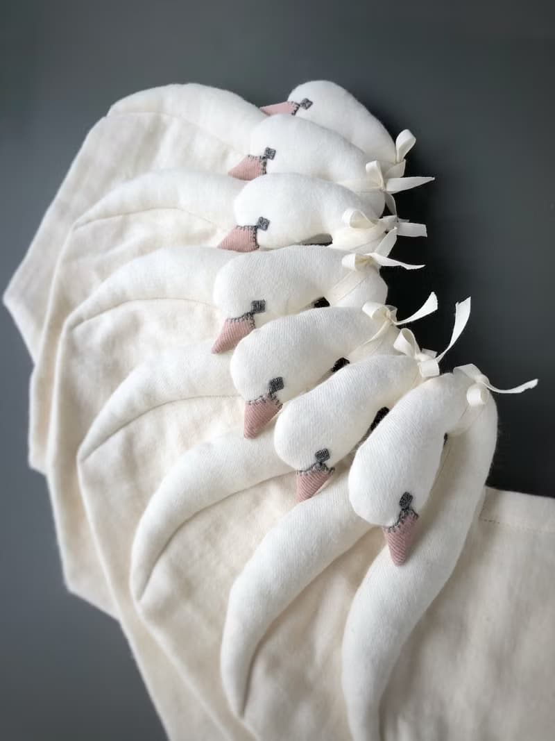 スワン【 ポーチ M 】白鳥巾着　30日程で発送