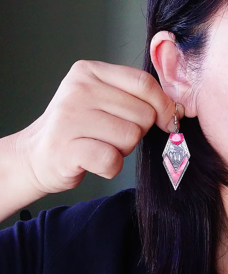 Vintage Jewelry TWO SISTERS 景泰藍 浮雕紅 耳勾 針式耳環