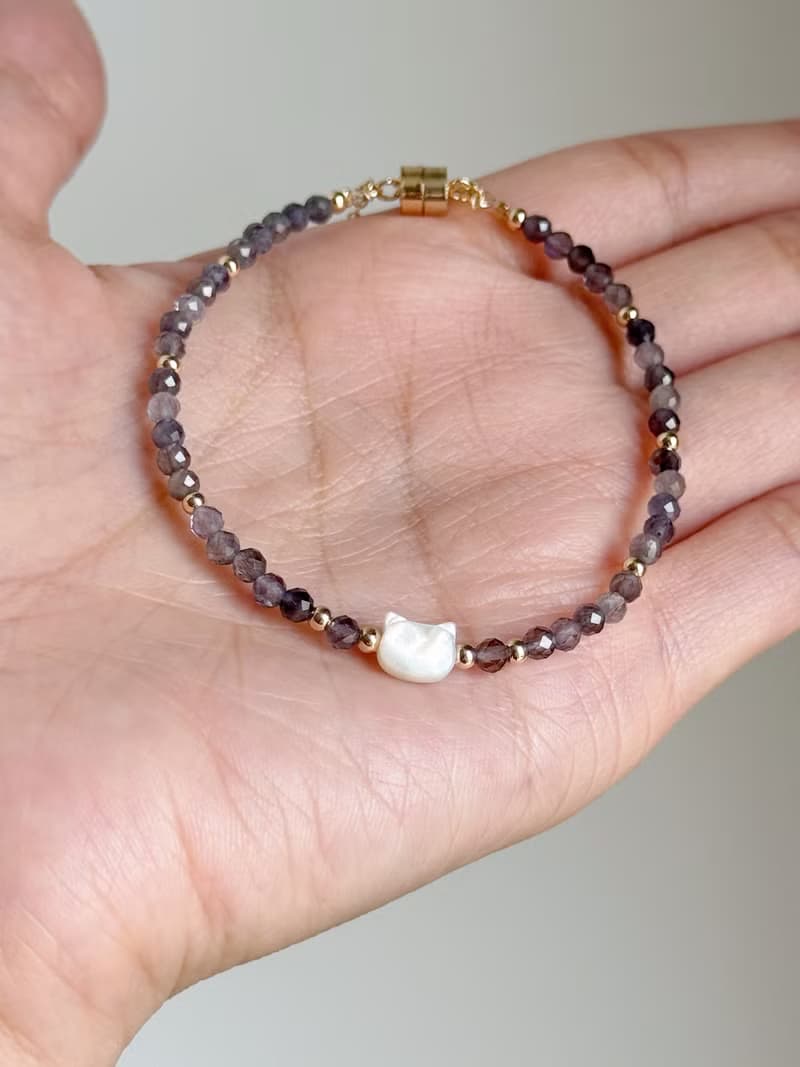 貝殼小貓咪水晶手鍊 | 堇青石 可愛磁石扣設計 | 療癒系貓咪飾品