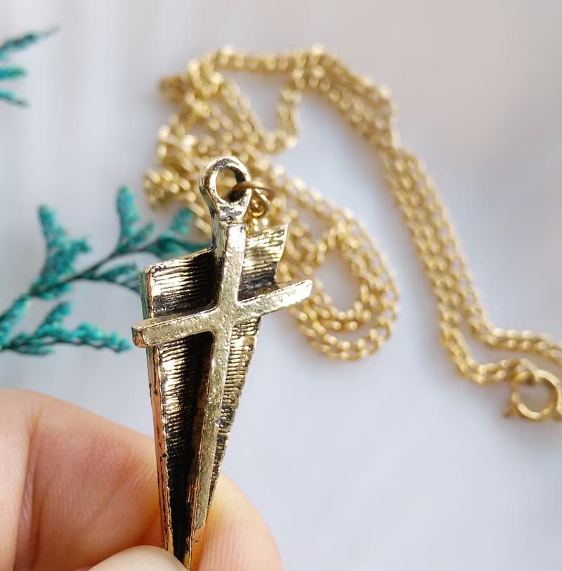 【西洋古董飾品 】簡約 十字架 金屬鍍金 倒三角 項鍊
