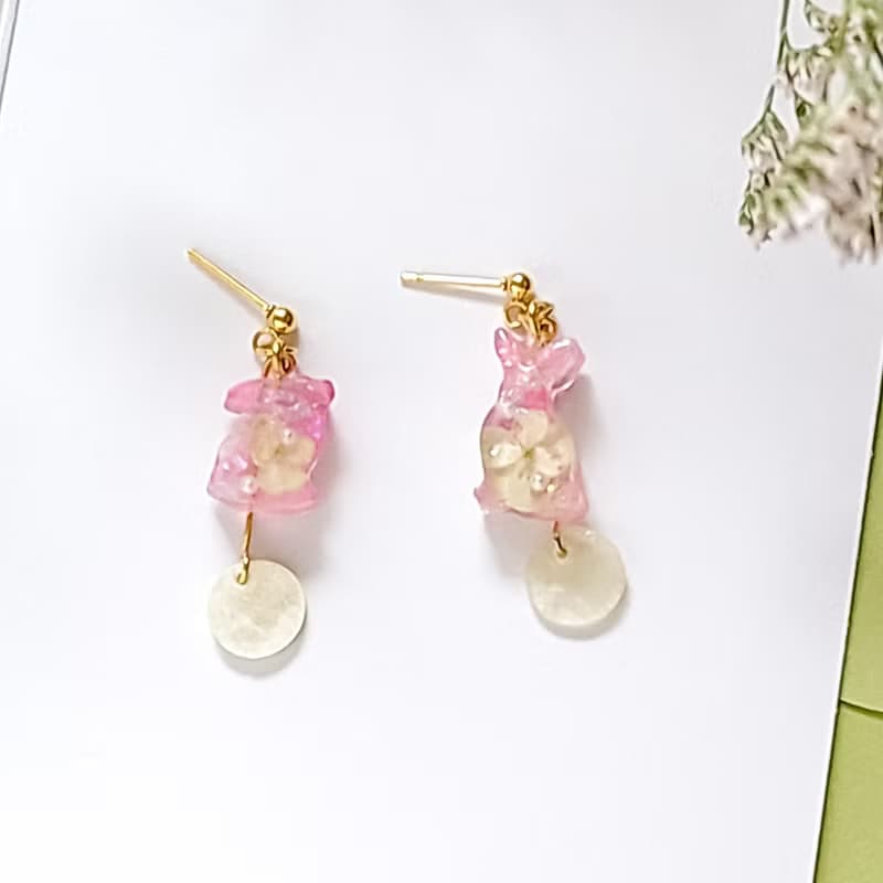 ピンクうさぎの紫陽花ピアス(日本の花・ドライフラワー)