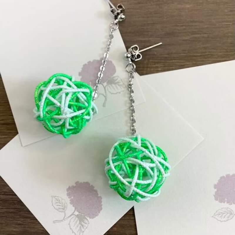 水引 くるくるボール ピアス【ネオングリーン】ゆらゆら　ブルー　海　夏
