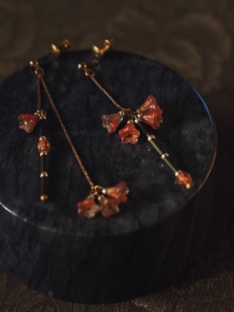【 限量 】枝節花 不對稱玻璃珠黃銅耳環 橘紅