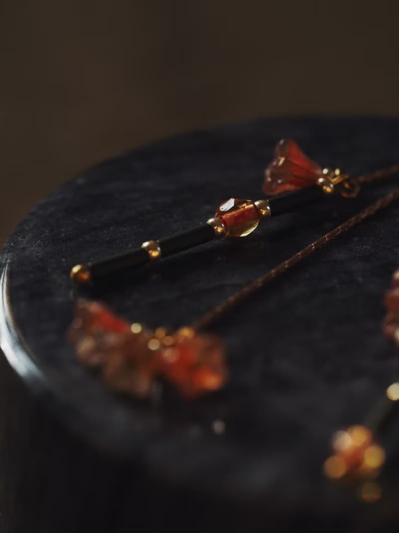 【 限量 】枝節花 不對稱玻璃珠黃銅耳環 橘紅