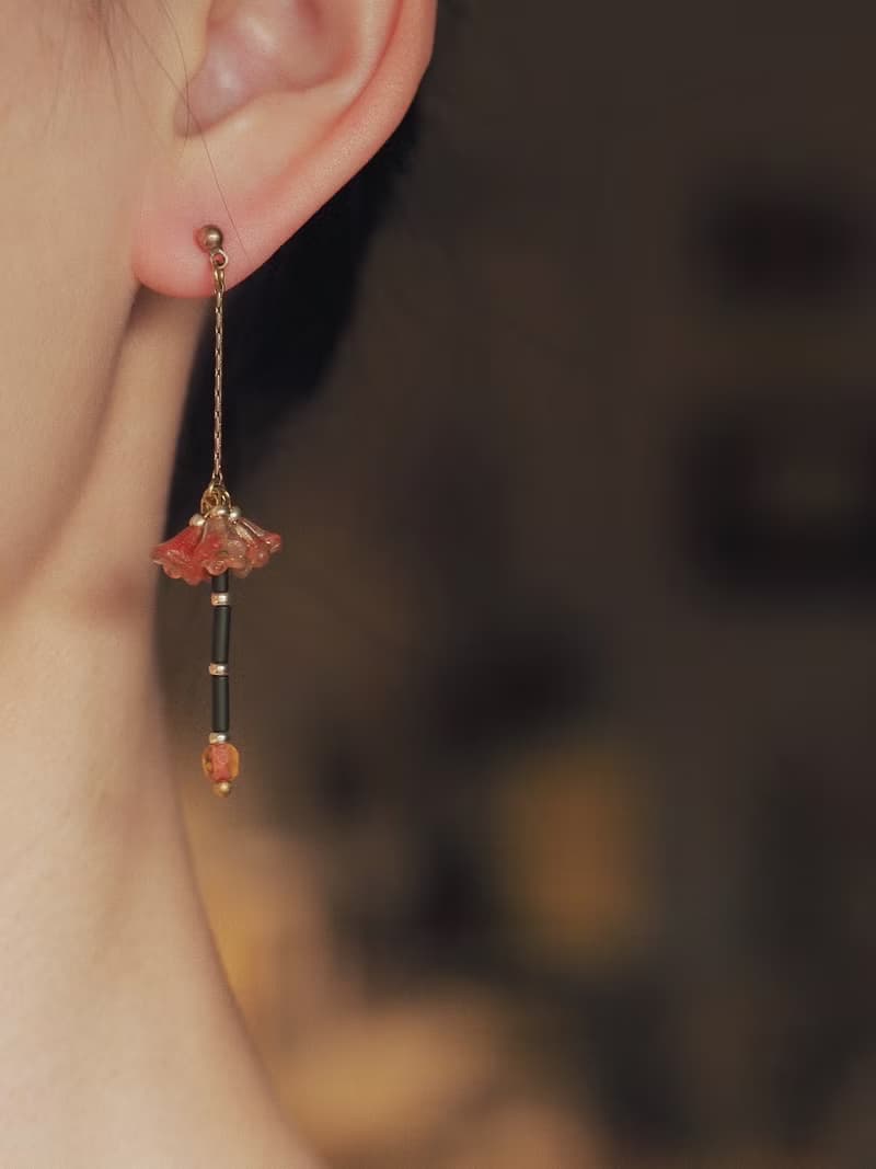 【 限量 】枝節花 不對稱玻璃珠黃銅耳環 橘紅