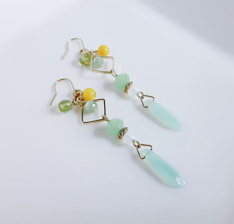 チェコタガービーズのピアス/イヤリング 若草色 揺れるデザイン 春夏 ギフト アレルギー対応ピアスに変更可能