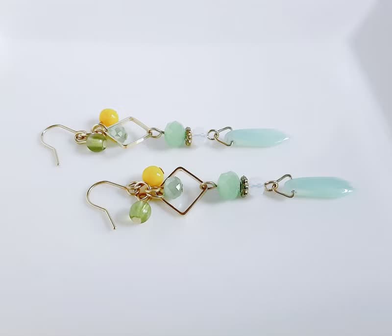 チェコタガービーズのピアス/イヤリング 若草色 揺れるデザイン 春夏 ギフト アレルギー対応ピアスに変更可能