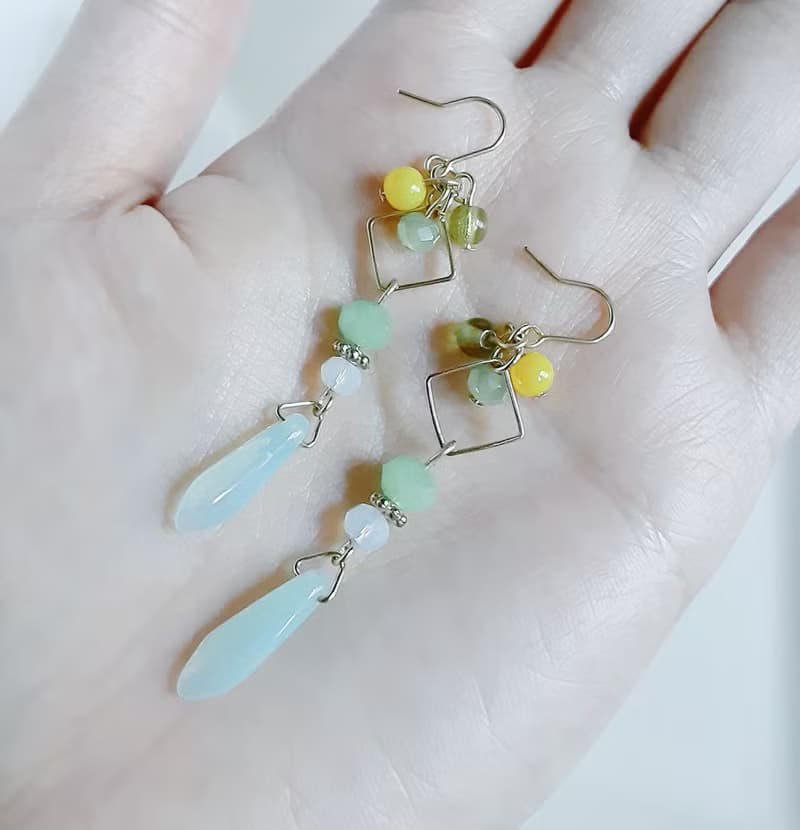 チェコタガービーズのピアス/イヤリング 若草色 揺れるデザイン 春夏 ギフト アレルギー対応ピアスに変更可能