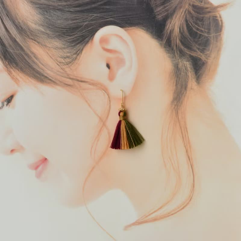 あき　タッセルピアス・イヤリング　こっくりカラー