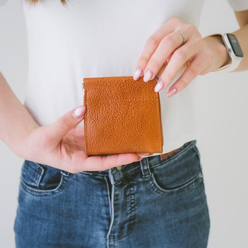 真皮扣環彈片收納袋 X0103 黑/紅棕V/黃棕V/綠V