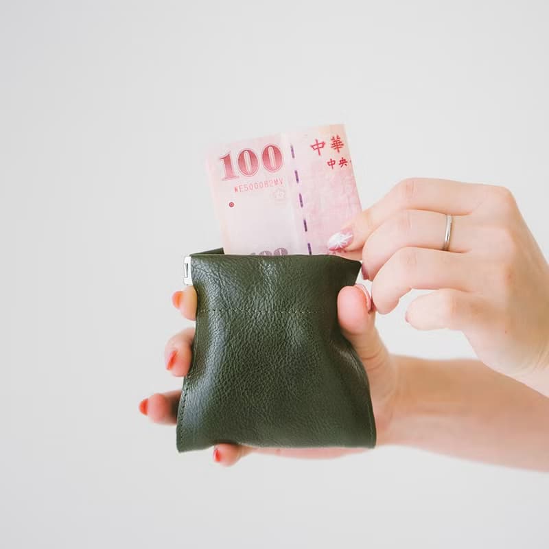 真皮扣環彈片收納袋 X0103 黑/紅棕V/黃棕V/綠V