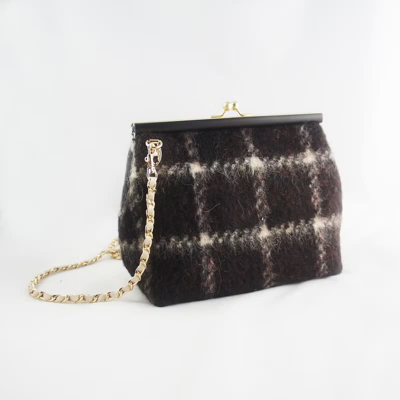 【經典時尚】巧克力毛呢黑檀木口金包