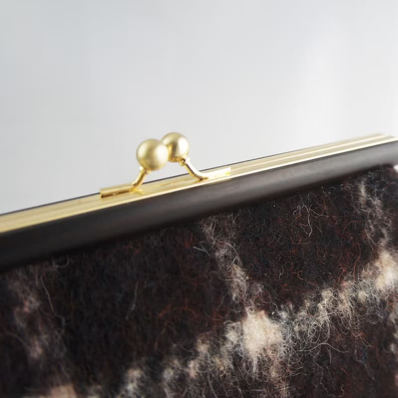 【經典時尚】巧克力毛呢黑檀木口金包