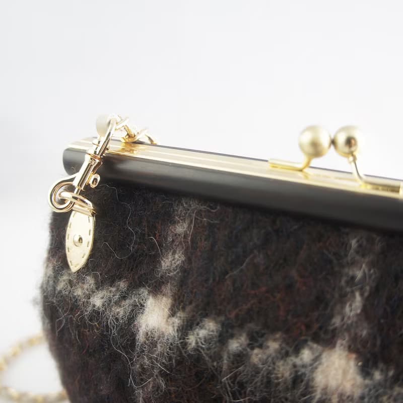 【經典時尚】巧克力毛呢黑檀木口金包