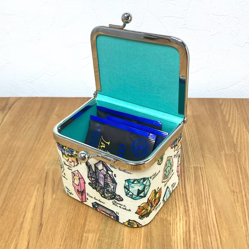 鉱物好きのためのカラフルな鉱物が散りばめられたガマ口ボックス