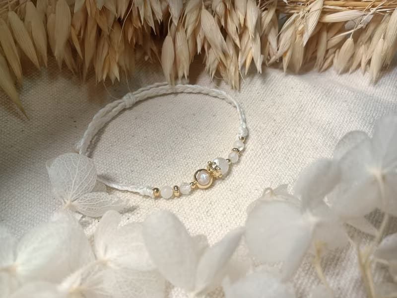 歲月的彼方 | 月光石 貝殼珠 水晶編織手環