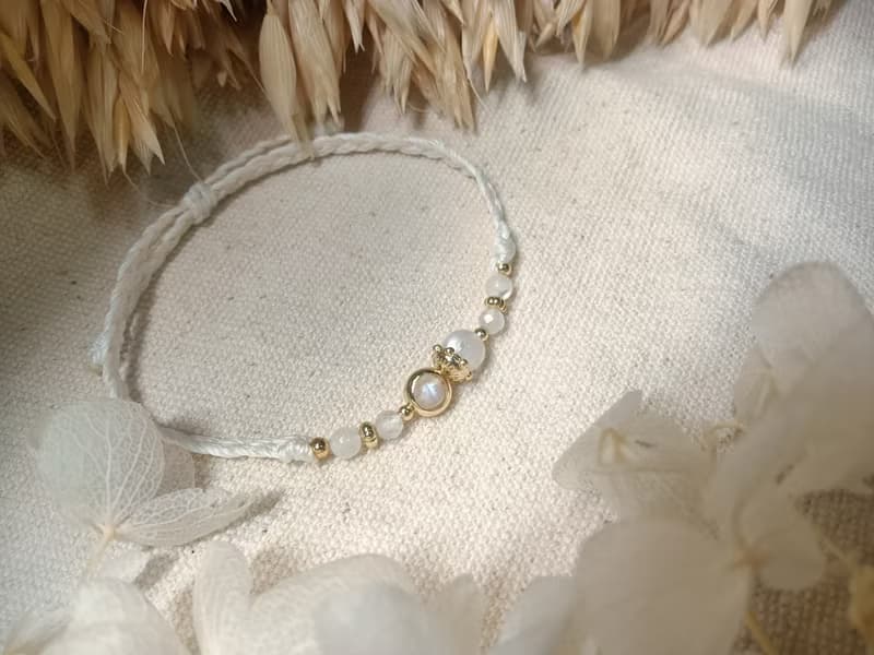 歲月的彼方 | 月光石 貝殼珠 水晶編織手環