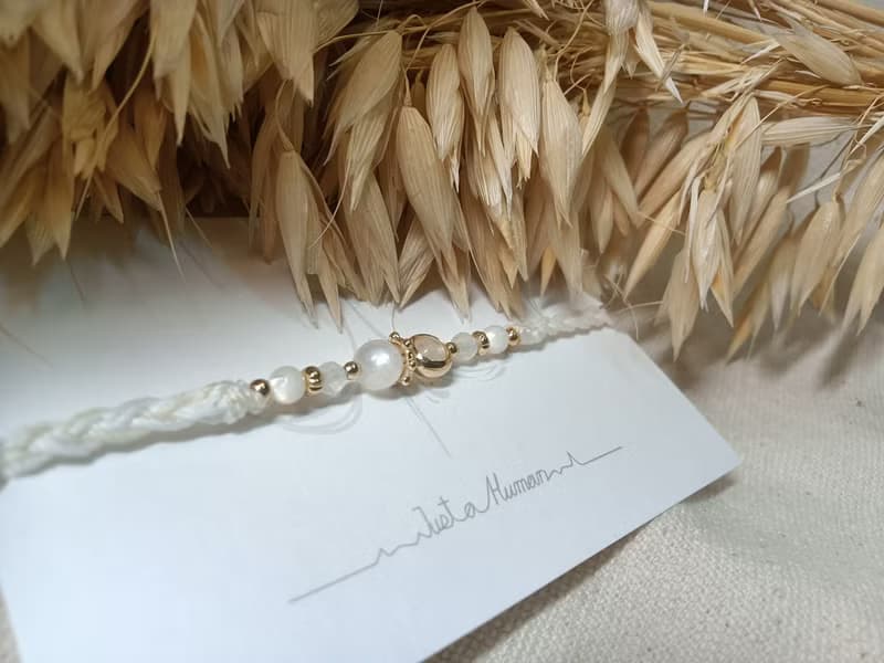 歲月的彼方 | 月光石 貝殼珠 水晶編織手環