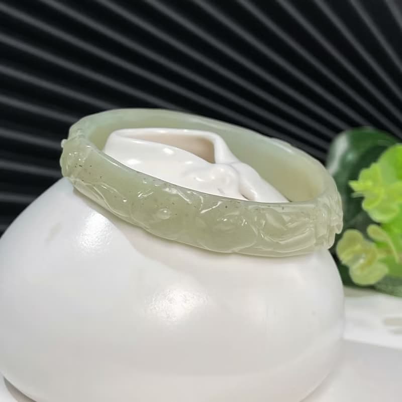 和田玉湖水綠手鐲56MM冰底老料飄糖浮雕連枝梅花玉手環附證書溫潤