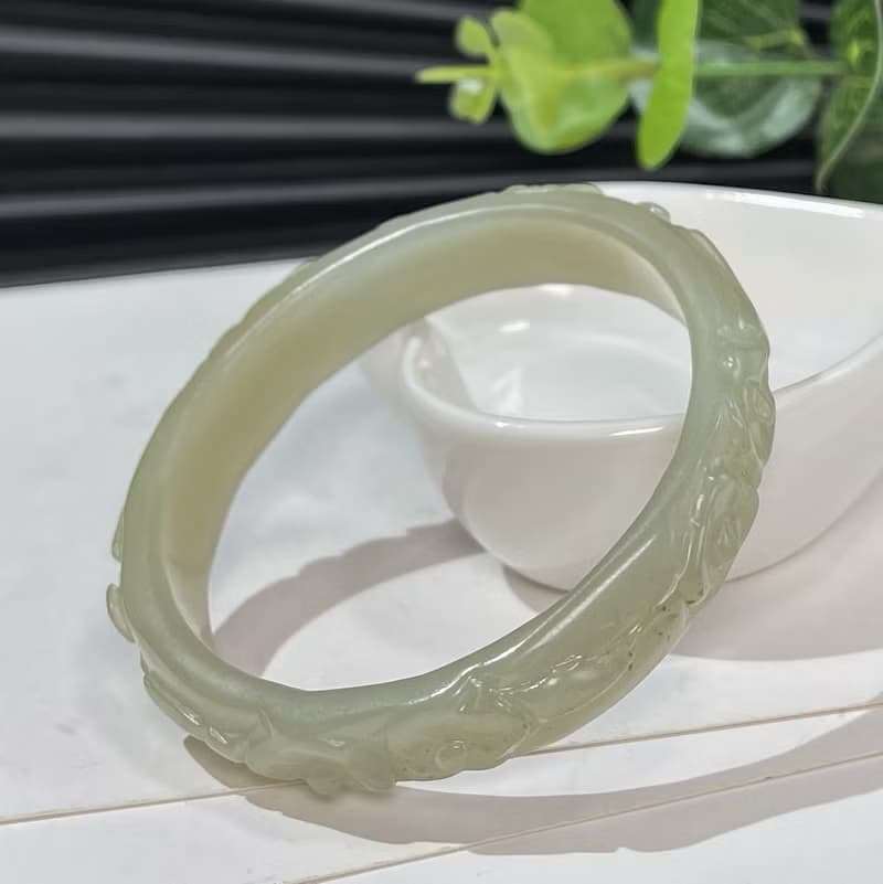 和田玉湖水綠手鐲56MM冰底老料飄糖浮雕連枝梅花玉手環附證書溫潤