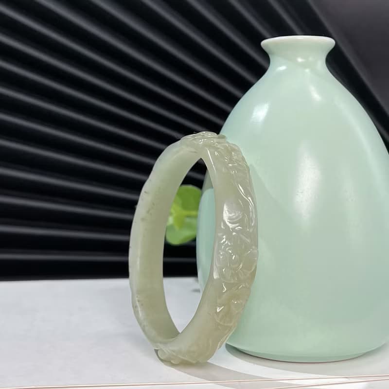和田玉湖水綠手鐲56MM冰底老料飄糖浮雕連枝梅花玉手環附證書溫潤