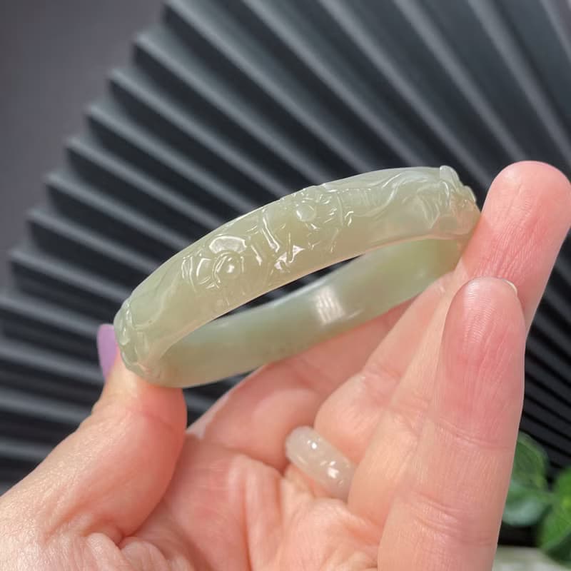 和田玉湖水綠手鐲56MM冰底老料飄糖浮雕連枝梅花玉手環附證書溫潤