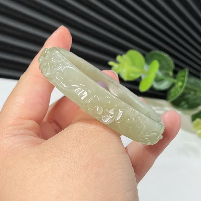 和田玉湖水綠手鐲56MM冰底老料飄糖浮雕連枝梅花玉手環附證書溫潤