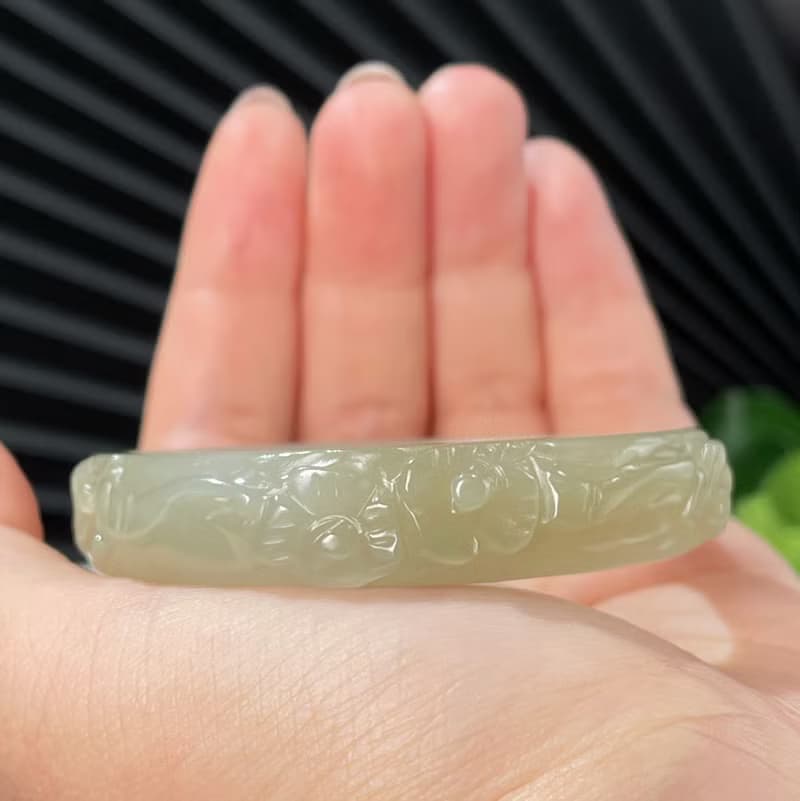 和田玉湖水綠手鐲56MM冰底老料飄糖浮雕連枝梅花玉手環附證書溫潤
