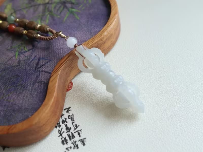 天然和田玉項鏈降魔杵金剛杵項鏈玉質油潤雕琢精美 闢邪保平安