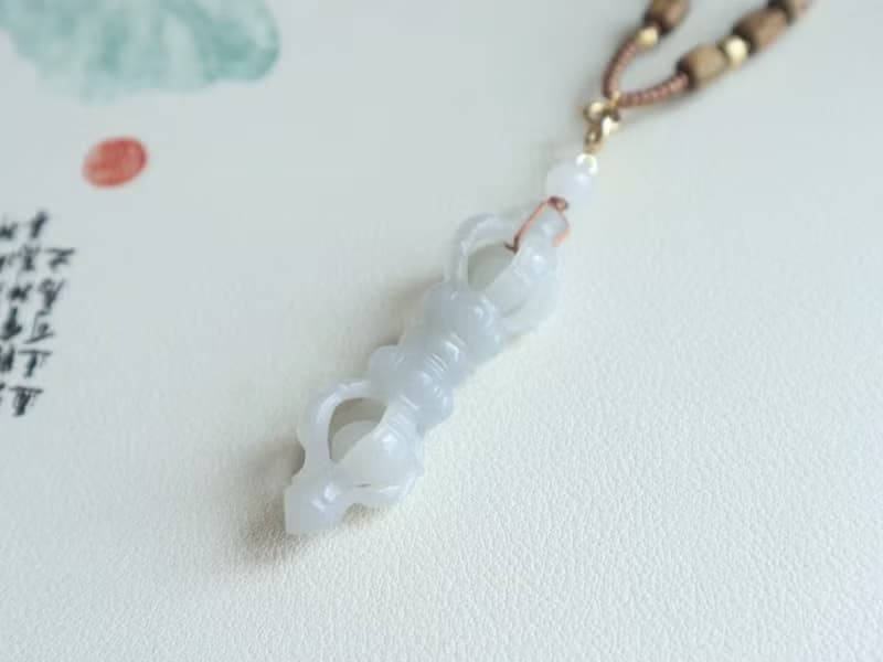 天然和田玉項鏈降魔杵金剛杵項鏈玉質油潤雕琢精美 闢邪保平安