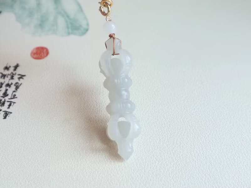 天然和田玉項鏈降魔杵金剛杵項鏈玉質油潤雕琢精美 闢邪保平安