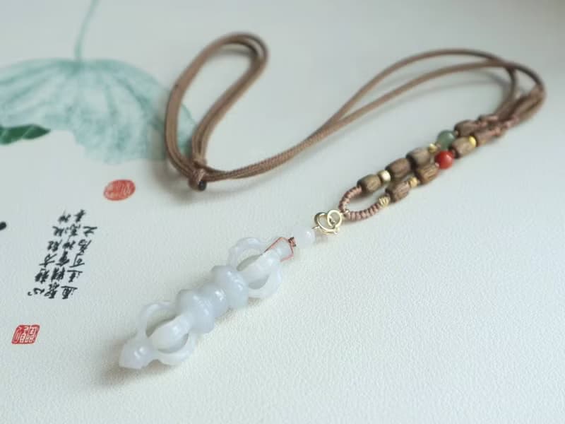 天然和田玉項鏈降魔杵金剛杵項鏈玉質油潤雕琢精美 闢邪保平安