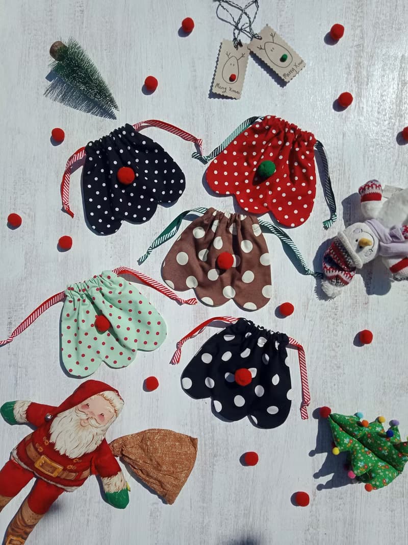 Christmas drawstring bag with pom pom