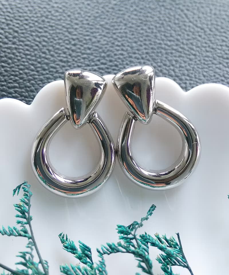 Vintage Jewelry 西洋古董飾品  MONET 經典門環 銀色調 針式耳環