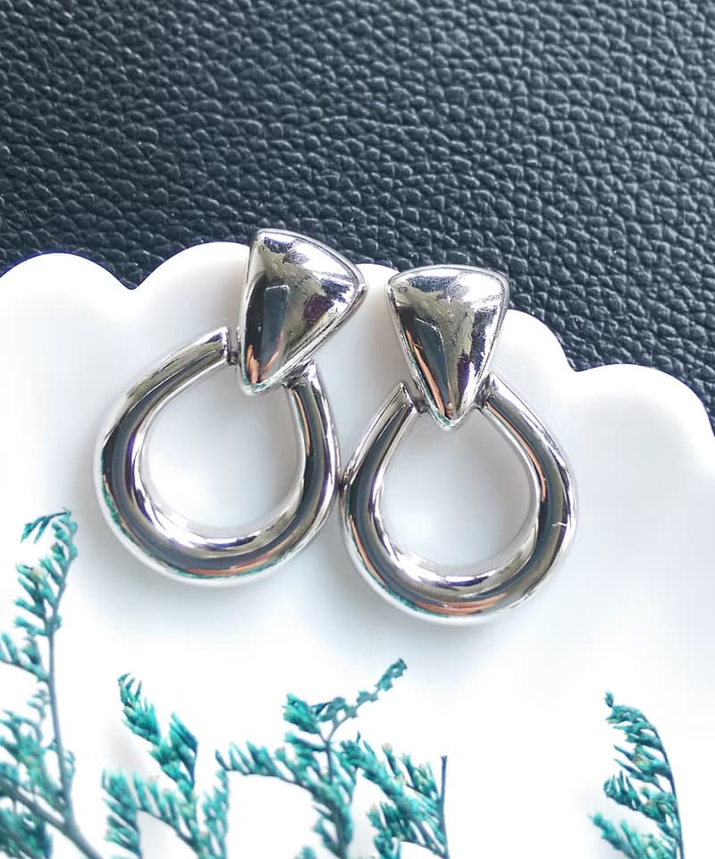 Vintage Jewelry 西洋古董飾品  MONET 經典門環 銀色調 針式耳環
