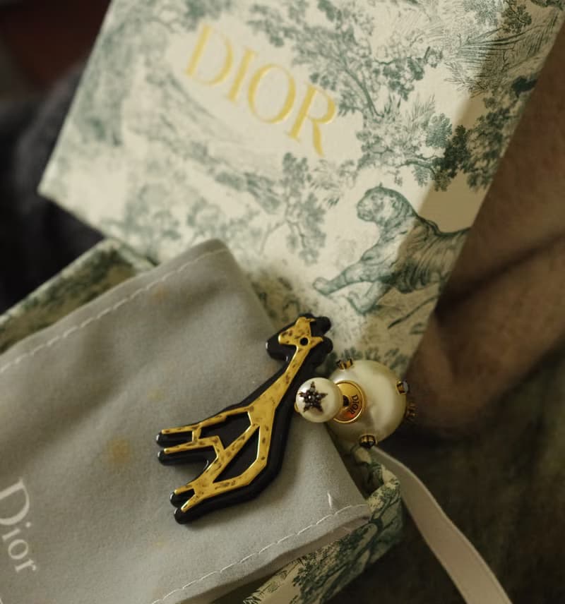 真品DIOR珍珠長頸鹿黑色寶石垂墜針式耳環 單耳設計 P461
