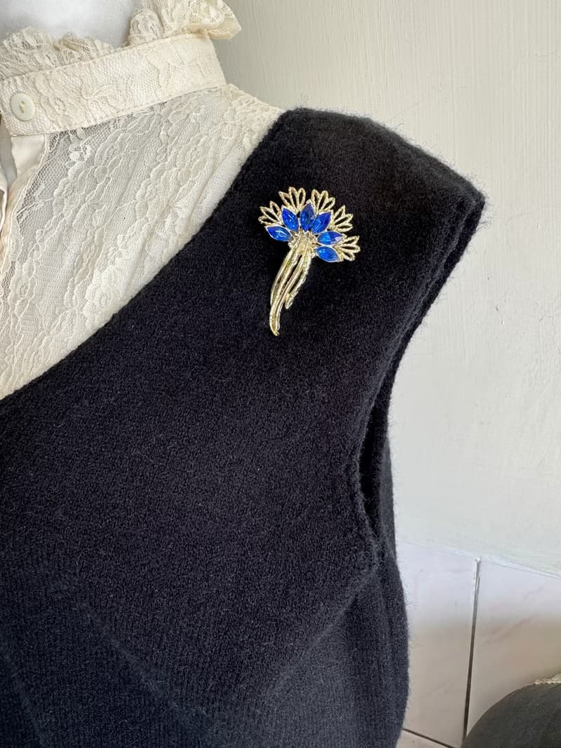 老又好古董珠寶 金色花束藍色馬眼萊茵石別針胸針 B1497