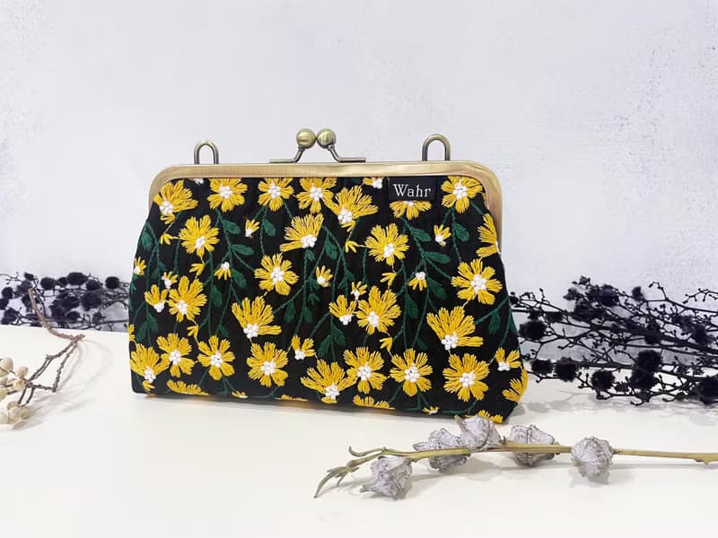 立體刺繡黑黃花 口金包 手拿包 側背包 肩背包 隨身包 化妝包