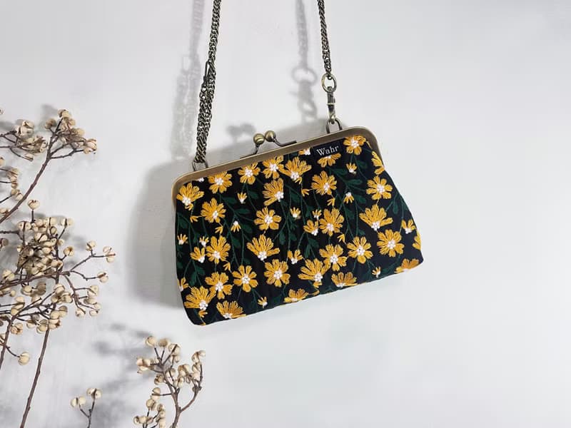 立體刺繡黑黃花 口金包 手拿包 側背包 肩背包 隨身包 化妝包