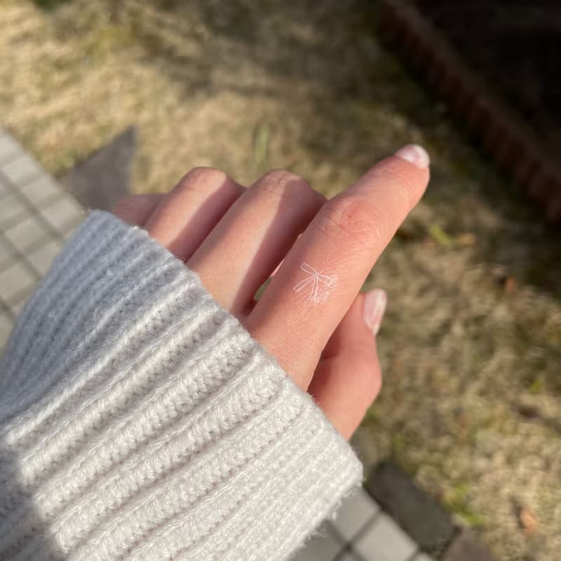 白色タトゥーシール　花束とりぼん