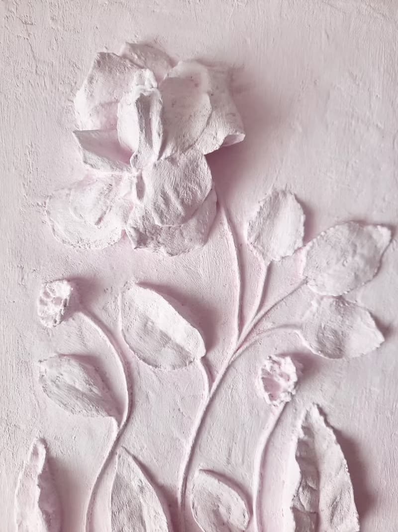 帶金塵的玫瑰雕塑 牆壁雕塑藝術 3d 花 淺粉色淺浮雕 植物裝飾 石