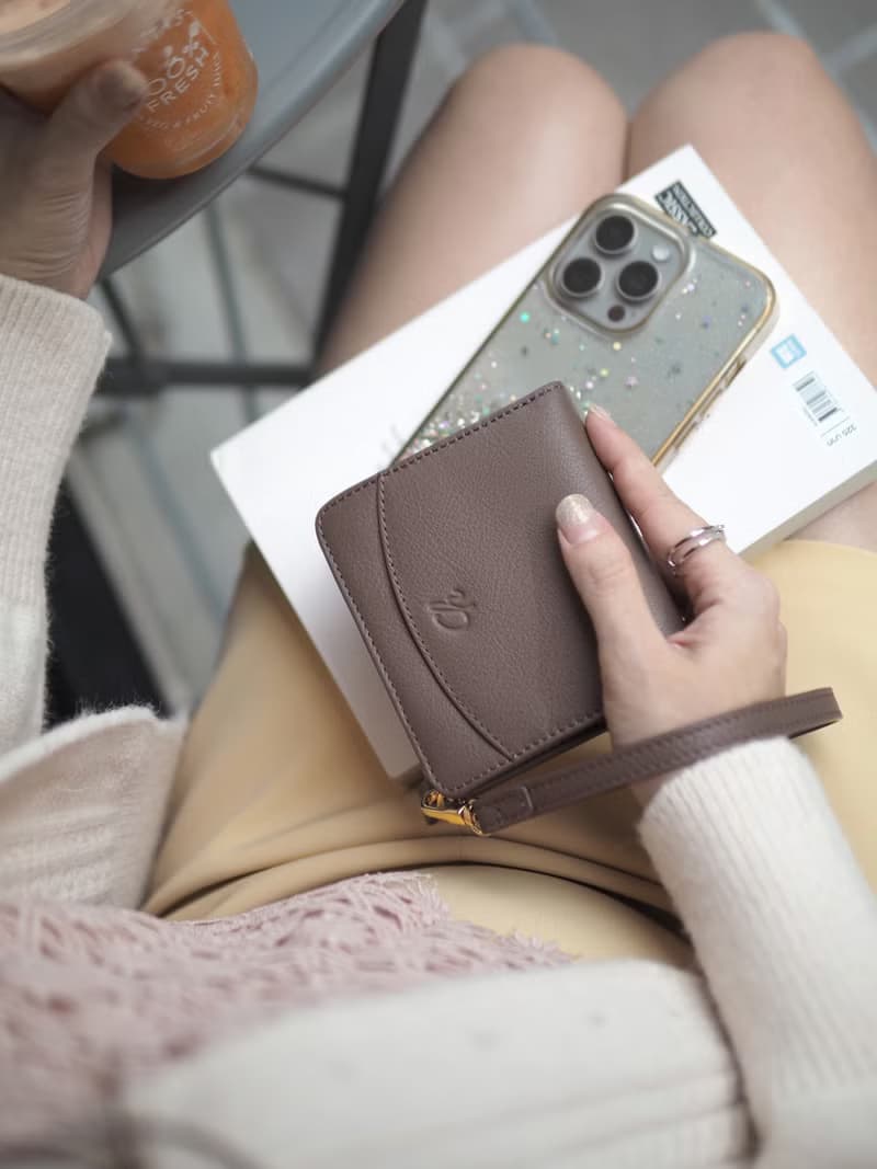 Anna (Clay): Mini / short wallet, cow leather, Bifold Zipper, Brown-grey