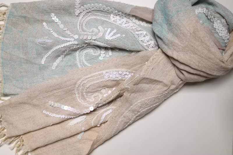 【精品禮盒】釘珠喀什米爾水煮羊毛刺繡圍巾披肩拼透紗粉嫩漸層色