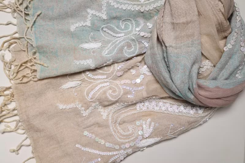 【精品禮盒】釘珠喀什米爾水煮羊毛刺繡圍巾披肩拼透紗粉嫩漸層色