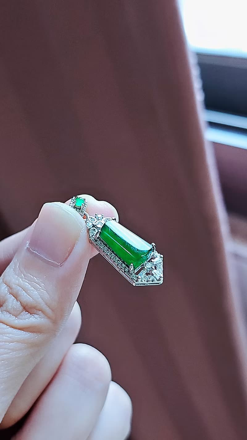 |貴氣無事牌|A貨翡翠冰玻辣綠大無事牌12.8mm純銀鍍18k豪鑲吊墜