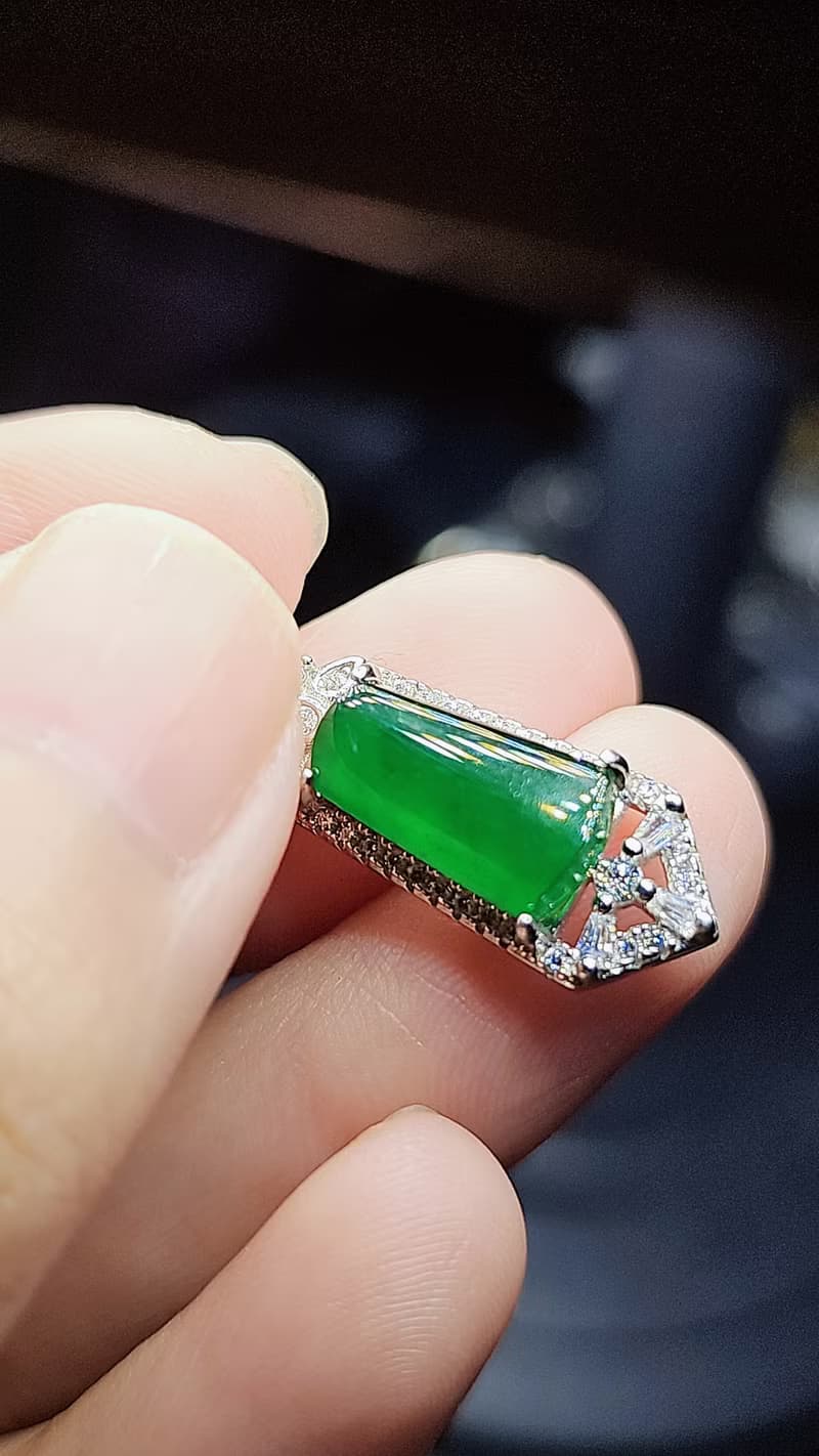 |貴氣無事牌|A貨翡翠冰玻辣綠大無事牌12.8mm純銀鍍18k豪鑲吊墜