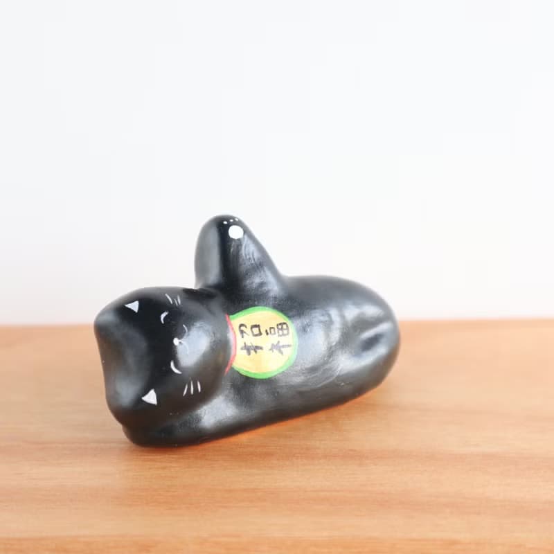 寝そべり　招き猫　黒猫