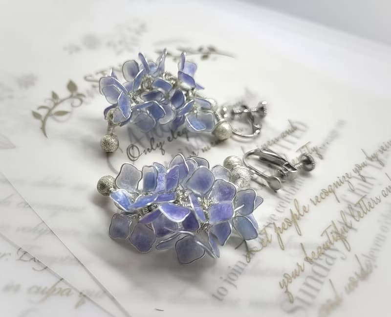 【CC戴上笑嘻嘻】 繡球花水晶花耳環 優雅藍