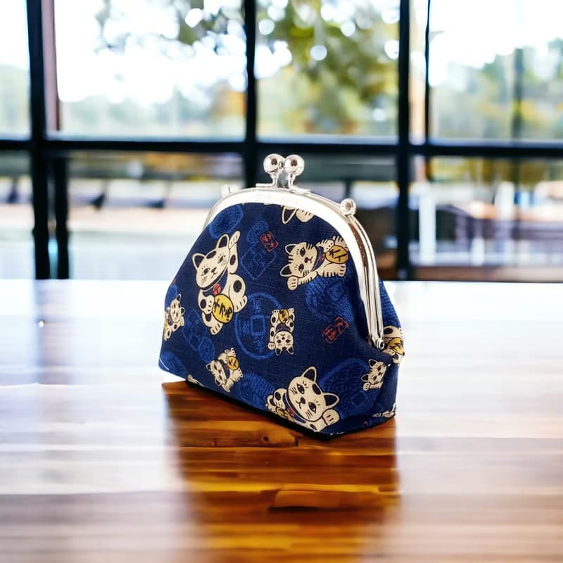 艾拉蔓手工圓框口金小廢包-深藍招財貓